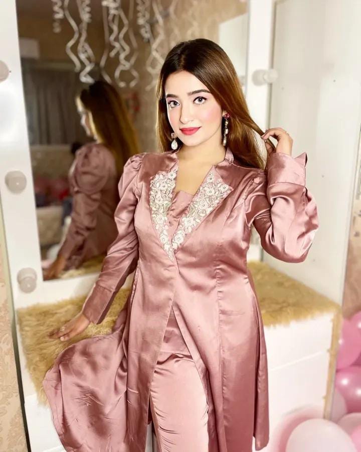Maya Karachi Call Girl